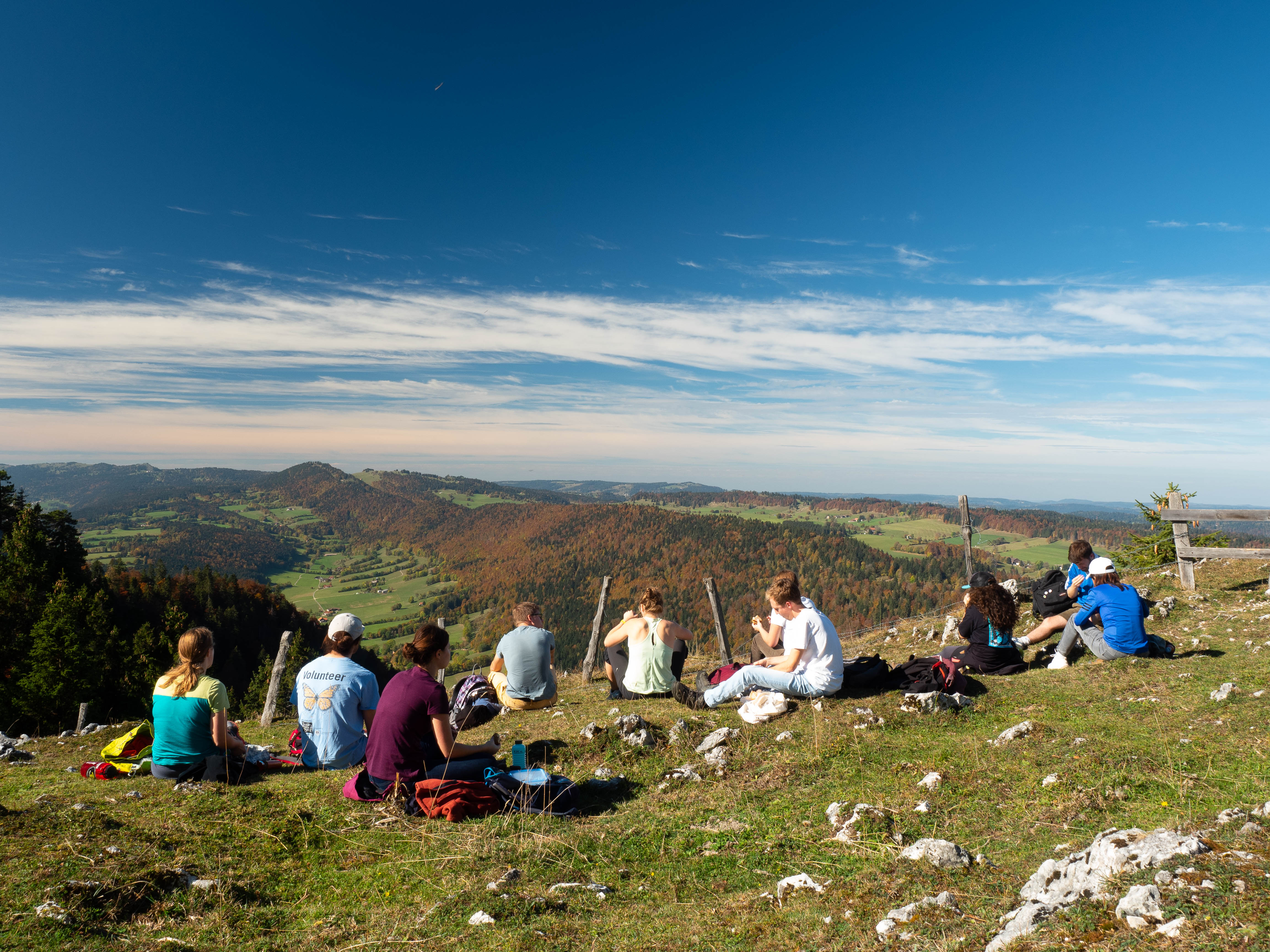 Picture of Students enjoing their lunch break on a hike in the Jura mountains