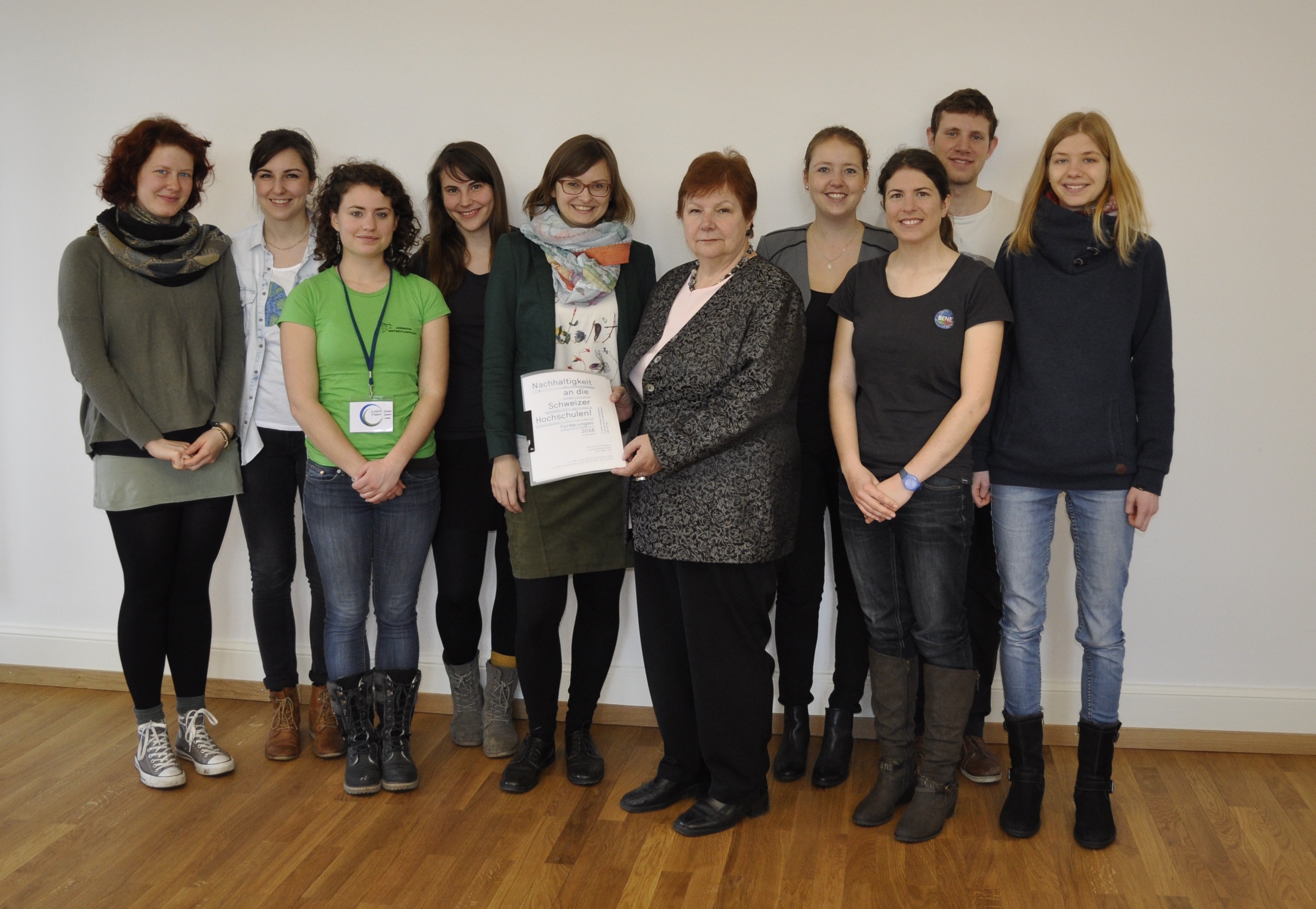 Picture of a group of students presenting the Position Paper for sustainability at swiss universities